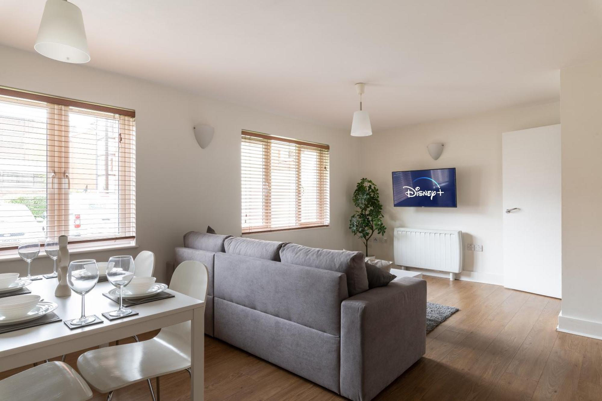 Bright 2Br Apartment - 2 Free Parking Spaces - Near Lgw Airport ครอว์ลีย์ ภายนอก รูปภาพ